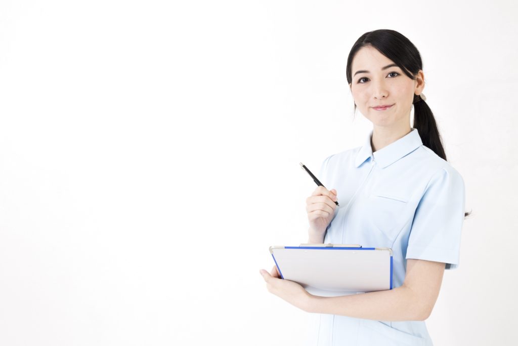 治療法の説明をする看護婦