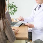 クリニックでカウンセリングを受ける女性